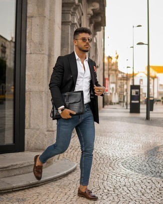 Wie schwarzes Zweireiher-Sakko mit dunkelblauer enger Jeans zu kombinieren – 5 Herren Outfits
