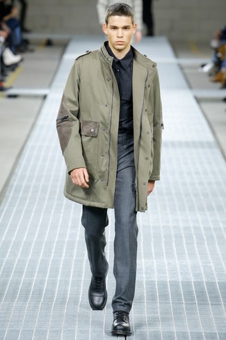 Wie schwarzes Businesshemd mit schwarzer Lederfreizeitstiefel zu kombinieren – 3 Herren Outfits