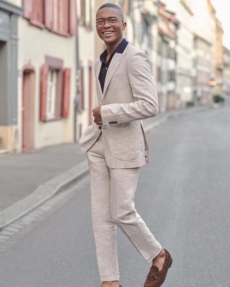 Wie schwarzes Businesshemd mit brauner Wildleder Slipper mit Quasten zu kombinieren – 4 Herren Outfits