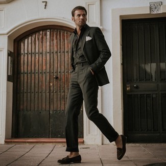 Wie schwarzes Businesshemd mit brauner Wildleder Slipper mit Quasten zu kombinieren – 4 Herren Outfits