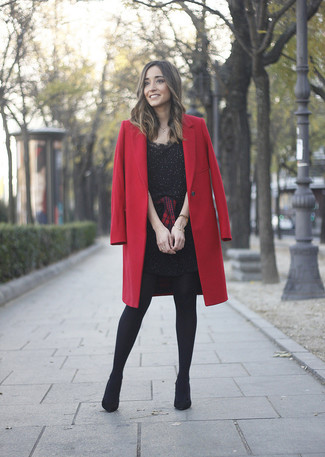 Schwarzes verziertes Etuikleid kombinieren – 2 Damen Outfits