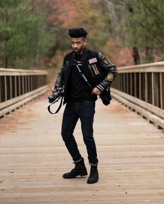 Schwarze bestickte Bomberjacke kombinieren – 13 Herren Outfits