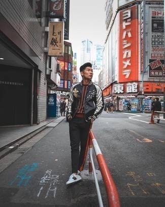 Schwarze bestickte Bomberjacke kombinieren – 13 Herren Outfits