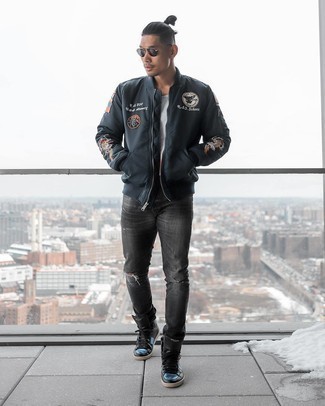 Schwarze bestickte Bomberjacke kombinieren – 13 Herren Outfits