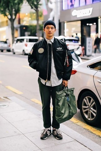 Schwarze bestickte Bomberjacke kombinieren – 13 Herren Outfits