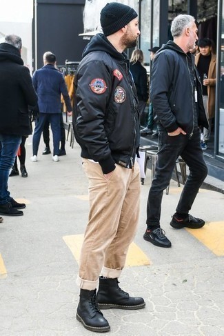 Schwarze bestickte Bomberjacke kombinieren – 13 Herren Outfits