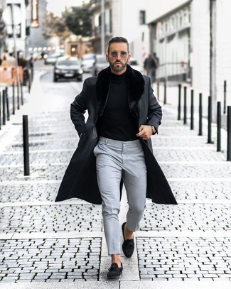 Wie schwarzen Mantel mit einem Pelzkragen mit grauer Chinohose zu kombinieren – 4 Herren Outfits