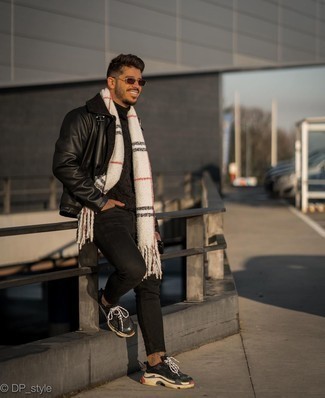 Wie schwarzen Strick Wollrollkragenpullover mit schwarzer enger Jeans zu kombinieren – 3 Herren Outfits