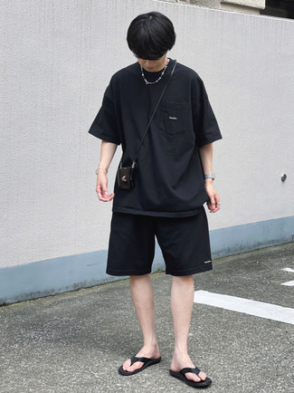 Schwarze Leder Zehensandalen kombinieren – 17 Herren Outfits heiß Wetter