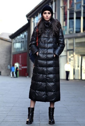 Wie schwarze Leder mittelalte Stiefel mit schwarzen Daunenmantels zu kombinieren – 1 Damen Outfits