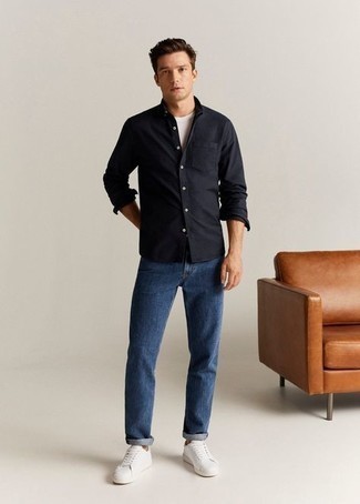 Wie schwarzes Langarmhemd mit blauer Jeans zu kombinieren – 78 Herren Outfits