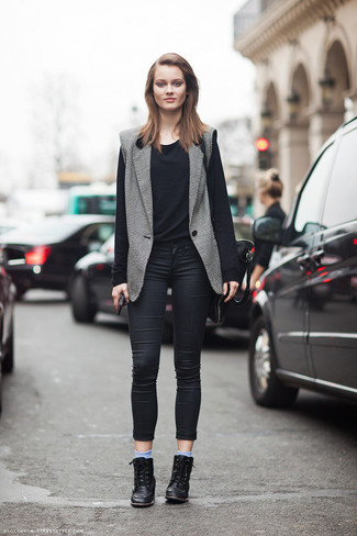Wie schwarzes Langarmshirt mit schwarzer Umhängetasche zu kombinieren – 22 Damen Outfits
