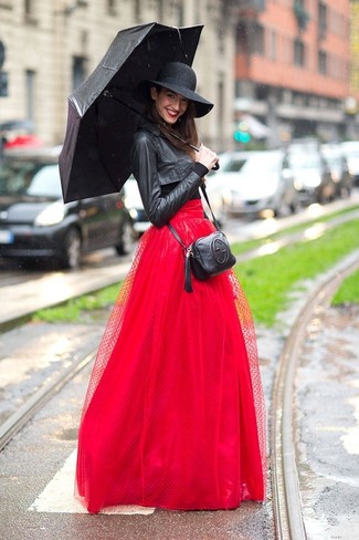 Wie schwarzes Langarmshirt mit schwarzer Umhängetasche zu kombinieren – 22 Damen Outfits