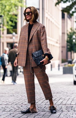 Wie schwarzes Langarmshirt mit schwarzer Umhängetasche zu kombinieren – 22 Damen Outfits