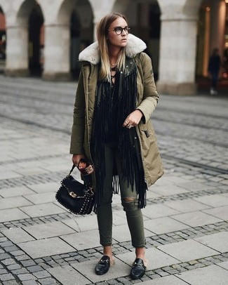 Wie schwarzes Langarmshirt mit schwarzer Umhängetasche zu kombinieren – 22 Damen Outfits