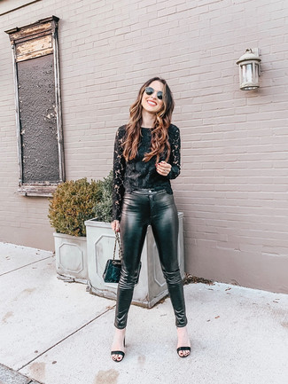 Wie schwarzes Langarmshirt mit schwarzer Umhängetasche zu kombinieren – 22 Damen Outfits