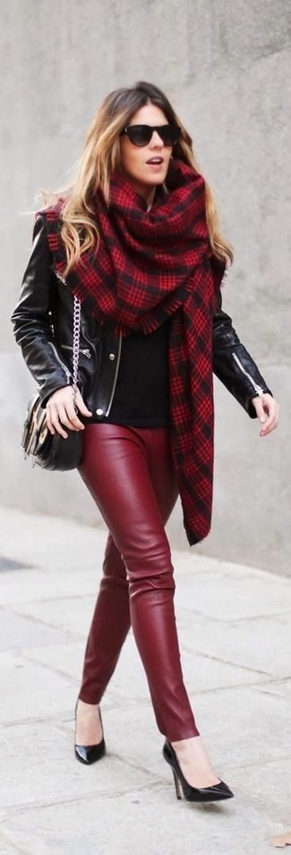 Wie schwarzes Langarmshirt mit schwarzer Umhängetasche zu kombinieren – 22 Damen Outfits