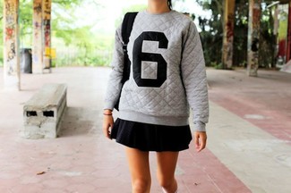 Welche Oversize Pullover mit schwarzen Minirockes zu tragen – 19 Damen Outfits