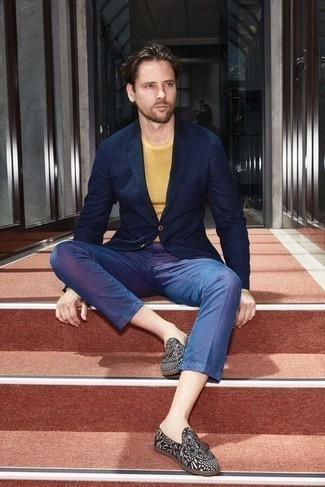 Schwarze bedruckte Segeltuch Slipper kombinieren – 4 Herren Outfits