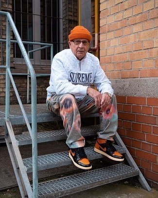 Schwarze bedruckte hohe Sneakers aus Leder kombinieren – 7 Herren Outfits