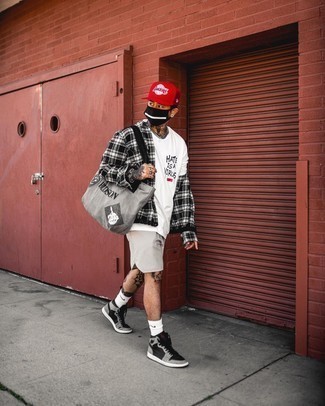 Schwarze bedruckte hohe Sneakers aus Leder kombinieren – 7 Herren Outfits