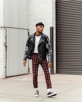 Schwarze bedruckte Lederjacke kombinieren – 9 Herren Outfits