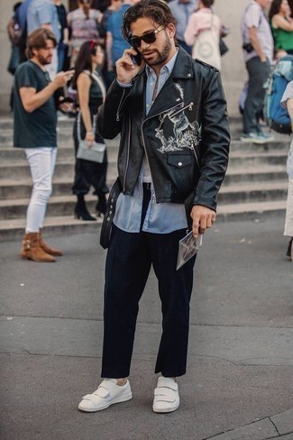 Schwarze bedruckte Lederjacke kombinieren – 9 Herren Outfits