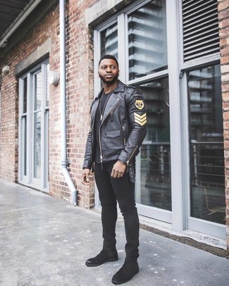 Schwarze bedruckte Lederjacke kombinieren – 9 Herren Outfits