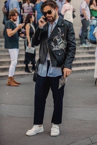 Schwarze bedruckte Lederjacke kombinieren – 9 Herren Outfits