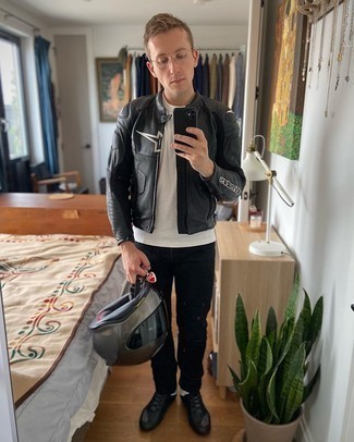 Schwarze bedruckte Lederjacke kombinieren – 9 Herren Outfits