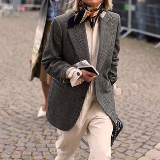 Schwarzen bedruckten Seideschal kombinieren – 6 Damen Outfits