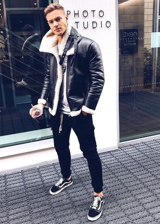 Wie schwarze Lammfelljacke mit schwarzer Jogginghose zu kombinieren – 6 Herren Outfits