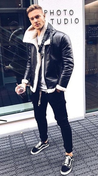 Wie schwarze Lammfelljacke mit schwarzer Jogginghose zu kombinieren – 6 Herren Outfits
