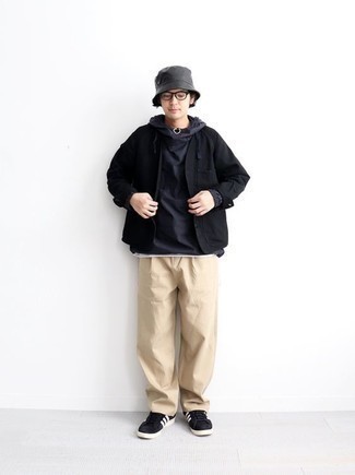 Wie schwarze Shirtjacke mit hellbeige Chinohose zu kombinieren – 41 Herren Outfits