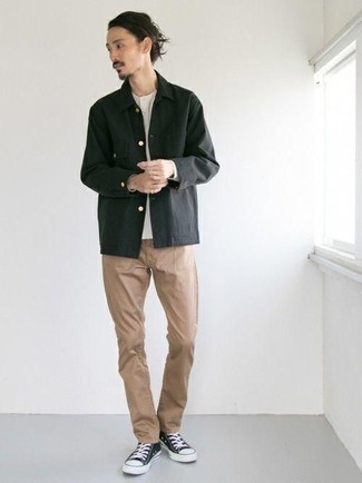 Wie schwarze Shirtjacke mit hellbeige Chinohose zu kombinieren – 41 Herren Outfits