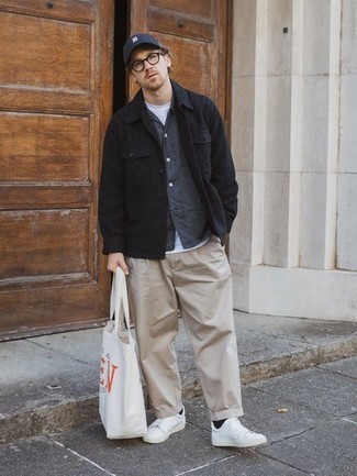 Wie schwarze Shirtjacke mit hellbeige Chinohose zu kombinieren – 41 Herren Outfits