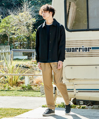 Wie schwarze Shirtjacke mit hellbeige Chinohose zu kombinieren – 41 Herren Outfits