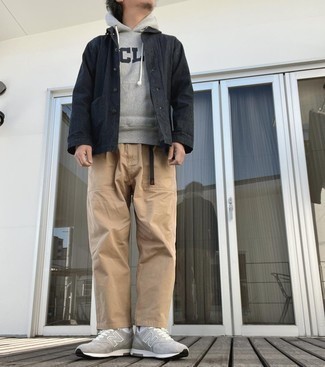 Wie schwarze Shirtjacke mit hellbeige Chinohose zu kombinieren – 41 Herren Outfits