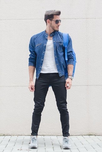 Wie schwarze enge Jeans mit grauer Wildleder Sportschuhe zu kombinieren – 3 Herren Outfits