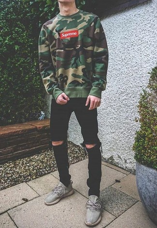 Wie schwarze enge Jeans mit grauer Wildleder Sportschuhe zu kombinieren – 3 Herren Outfits