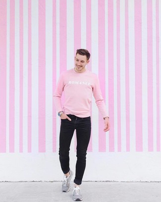 Wie schwarze enge Jeans mit grauer Wildleder Sportschuhe zu kombinieren – 3 Herren Outfits