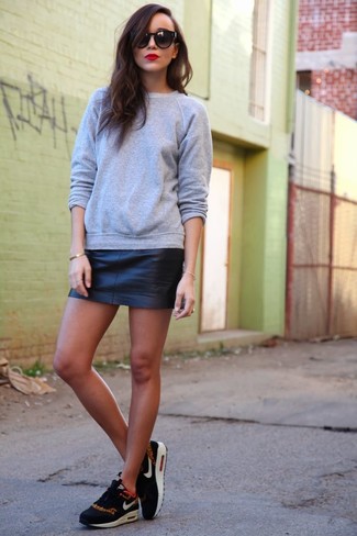Wie schwarzen Rock mit schwarzer Turnschuhe zu kombinieren – 26 Damen Outfits