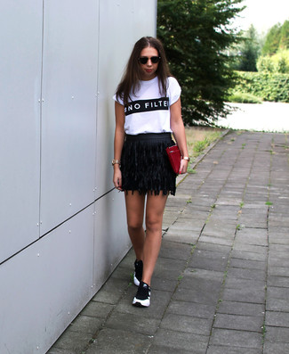 Wie schwarzen Rock mit schwarzer Turnschuhe zu kombinieren – 26 Damen Outfits
