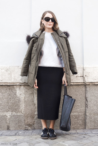 Wie schwarzen Rock mit schwarzer Turnschuhe zu kombinieren – 26 Damen Outfits