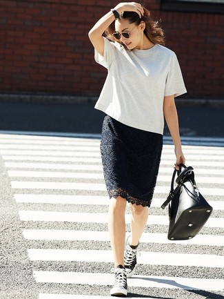 Wie schwarzen Rock mit schwarzer Turnschuhe zu kombinieren – 26 Damen Outfits