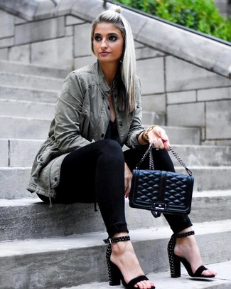 Schwarze beschlagene Wildleder Sandaletten kombinieren – 5 Damen Outfits