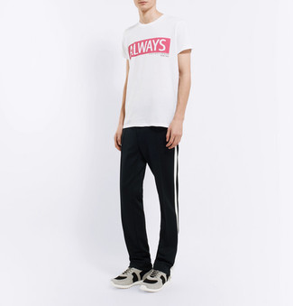 Wie schwarze Jogginghose mit grauer Sportschuhe zu kombinieren – 8 Sommer Herren Outfits