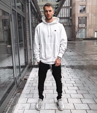 Wie schwarze Jogginghose mit grauer Sportschuhe zu kombinieren – 40 Herren Outfits