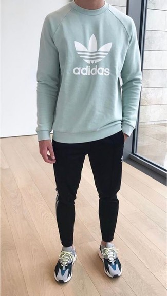 Wie schwarze Jogginghose mit grauer Sportschuhe zu kombinieren – 40 Herren Outfits