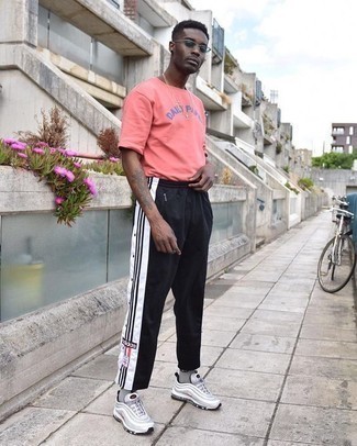 Wie schwarze Jogginghose mit grauer Sportschuhe zu kombinieren – 8 Sommer Herren Outfits